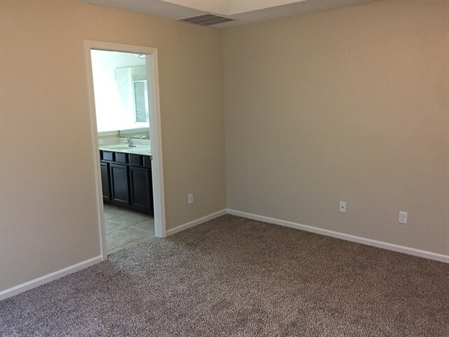 Building Photo - 372 W New England Dr