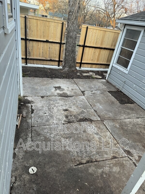 Building Photo - 901 W Brockett St