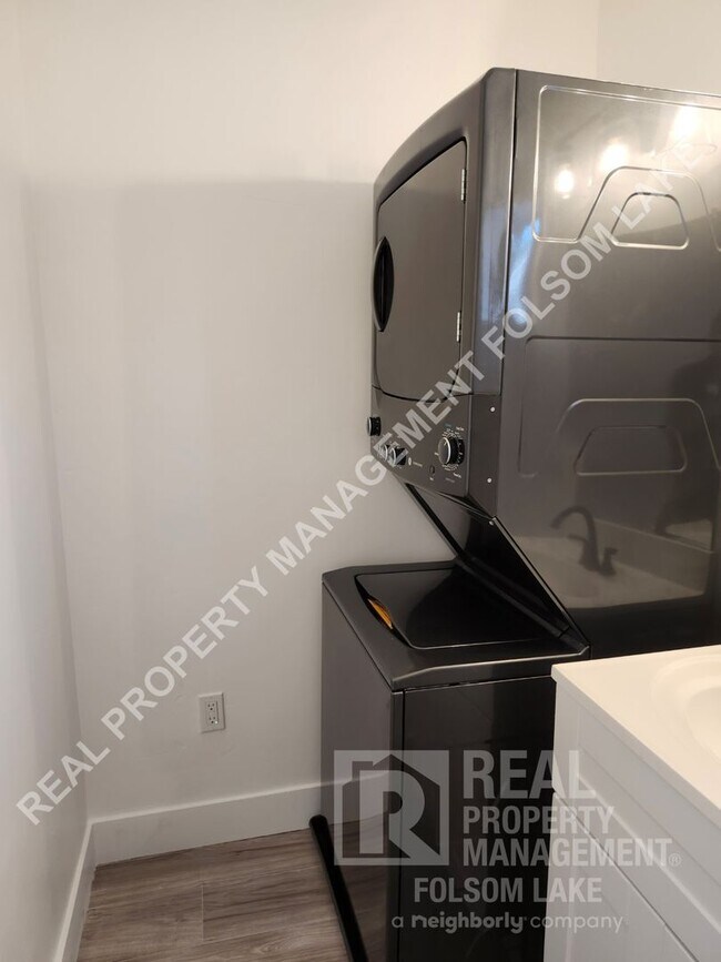 Building Photo - 814 1/2 Rumsey Way