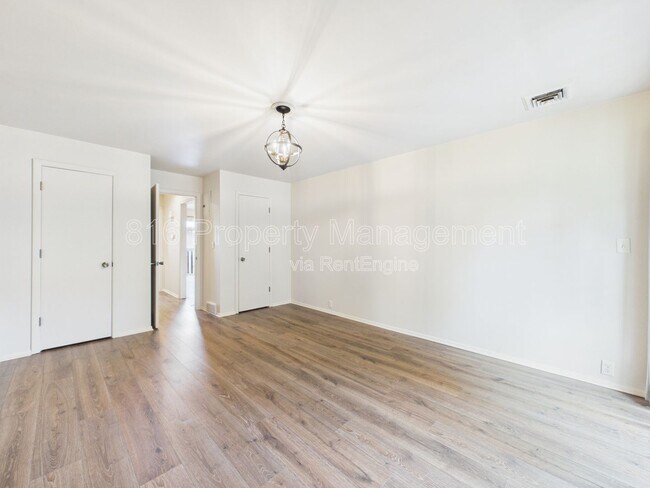 Building Photo - 439 W 104th St