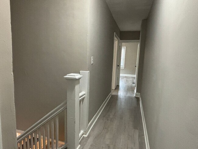 Building Photo - 3-Bed, 1-Bath Home – Fenced Yard, Off-Street Parking, Spacious Kitchen & In-Unit Laundry