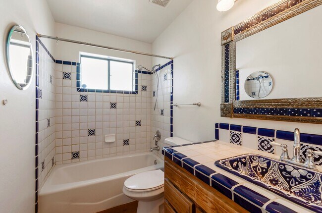 Building Photo - Charming Central Guest House