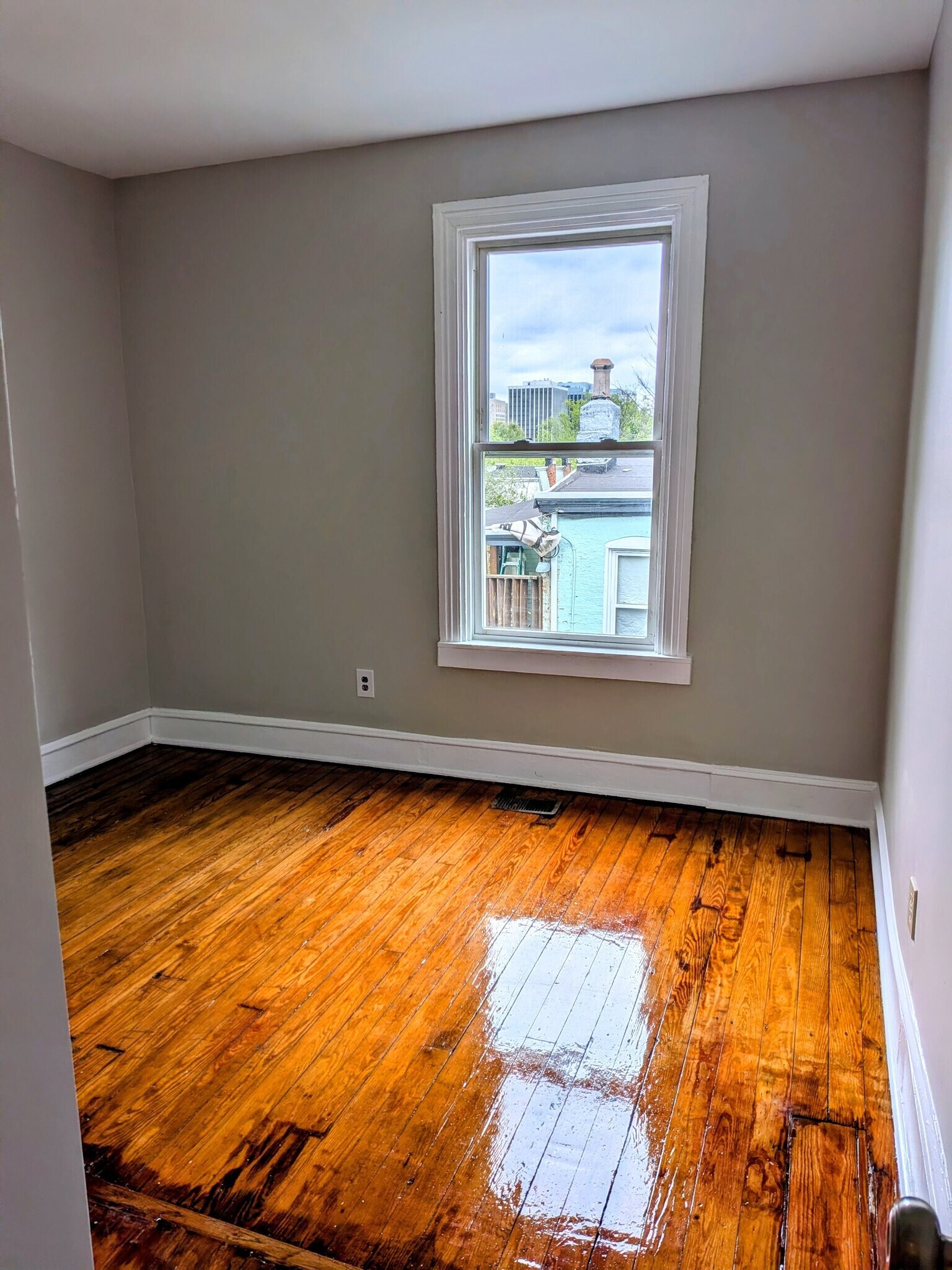 Building Photo - 806 N Van Buren St