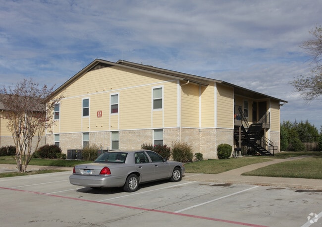 Primary Photo - Red Oak Apartments