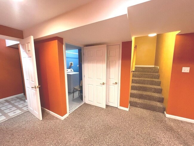 Building Photo - 823 Gladstone Dr