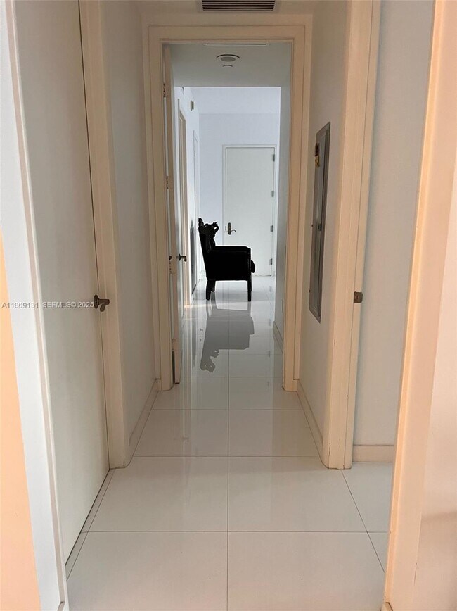 Building Photo - 15811 Collins Ave