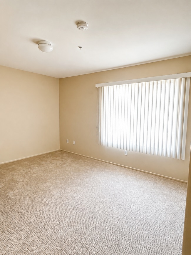 Building Photo - Spacious Upstairs 3 Bed 2.5 Bath Townhouse with 2 Car Tandem Garage