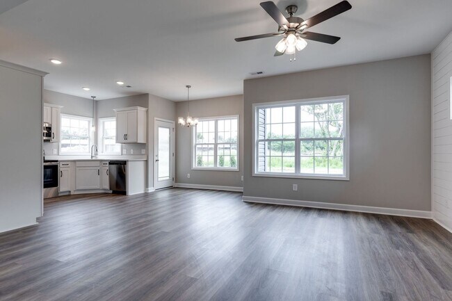 Building Photo - 4 Bedroom Dog Friendly Home For Rent Near Guthrie!