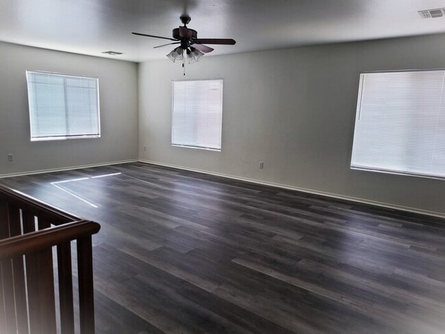 Building Photo - LARGE 5 bedroom 3 bath