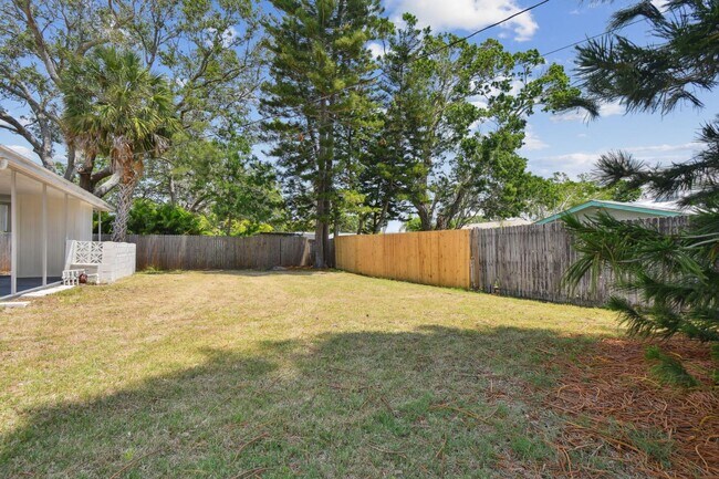 Building Photo - 695 Sunset Dr