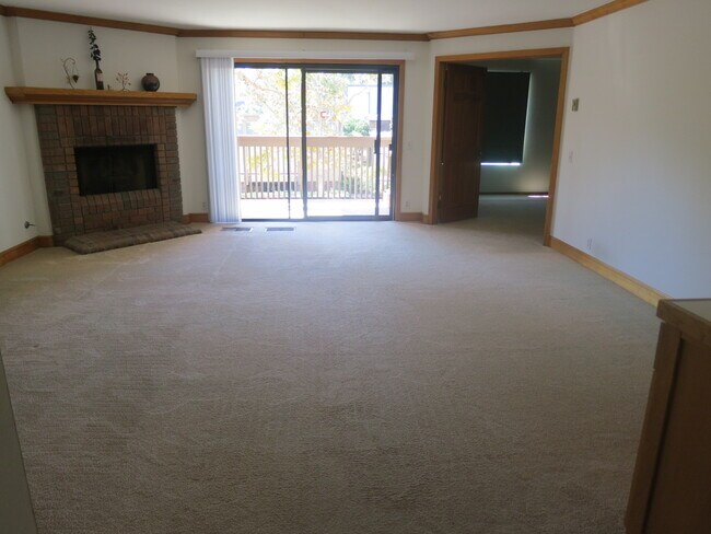 Building Photo - 8880 Villa La Jolla Dr