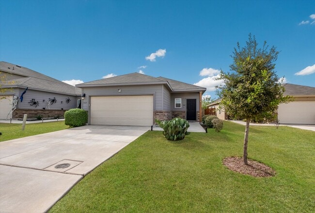 Building Photo - Well-Maintained Home with Modern Conveniences