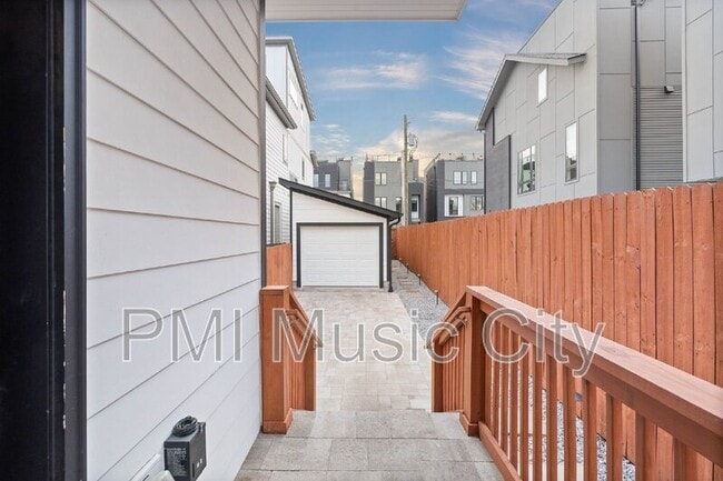 Building Photo - 1403A 10th Ave N