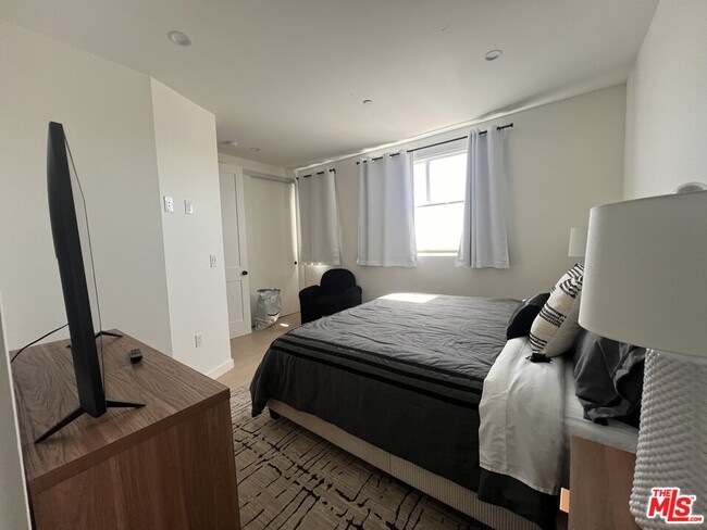 Building Photo - 8928 Sawyer St