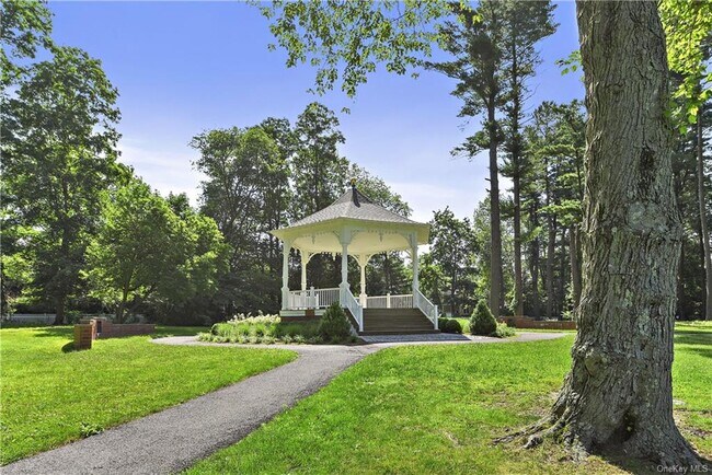 Building Photo - 400 Main St