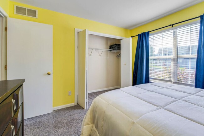 Building Photo - 784 Long Island Cir
