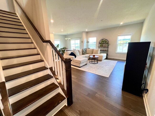 Building Photo - Sewickley - 4 Bedroom 3.5 Bathroom - End U...