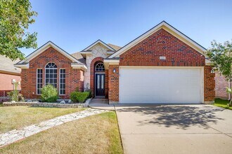 Building Photo - Spacious 3 Bedroom, 2 Bath Home Waiting fo...