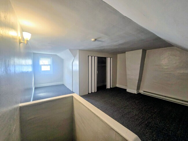 Building Photo - 815 E 6th St