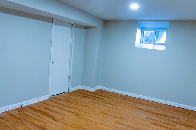Building Photo - 204 Maple St