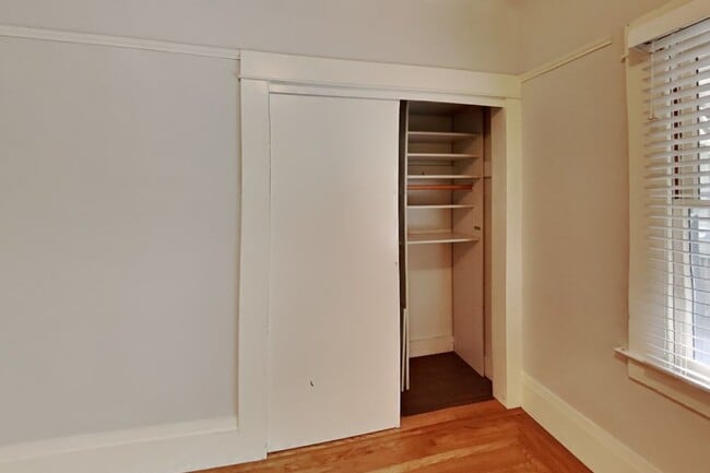 Building Photo - Charming Lank Park Bungalow