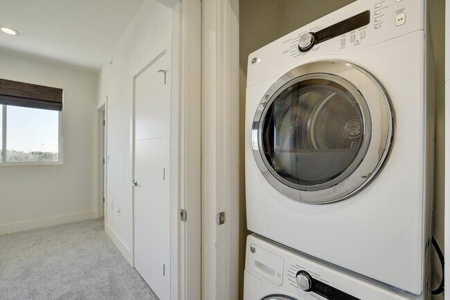 Building Photo - 604 N Bluff Dr