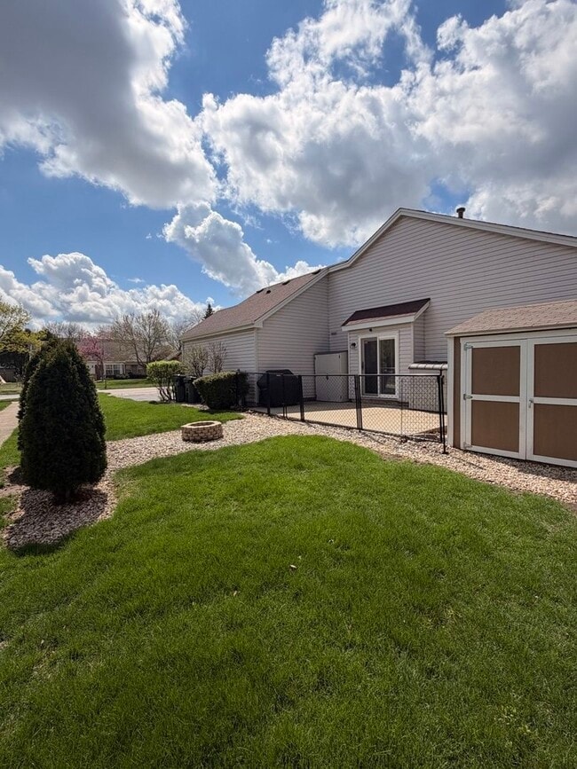 Building Photo - 1219 Huntington Dr