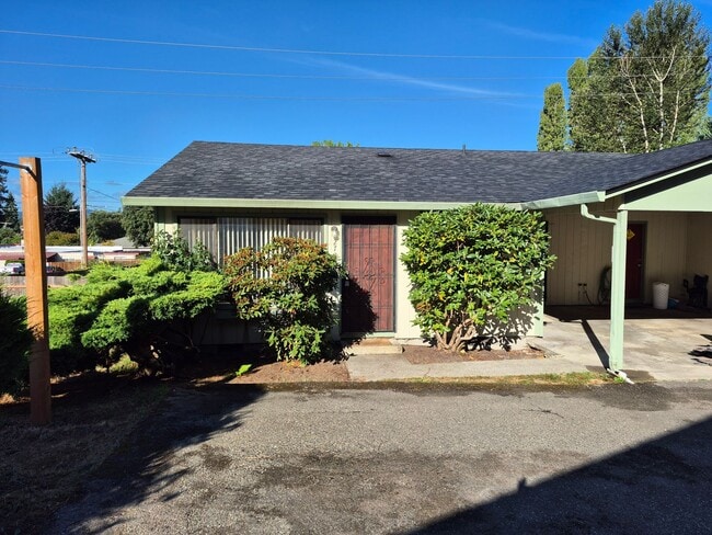 Building Photo - Upgraded 2 Bedroom Duplex Walking Distance...