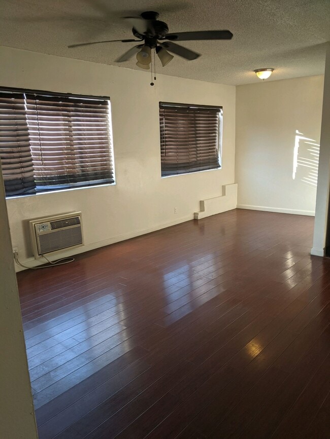 Building Photo - 4023 Sunset Dr