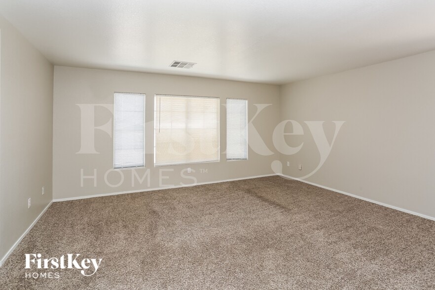 Building Photo - 4633 N Sergeant Ct