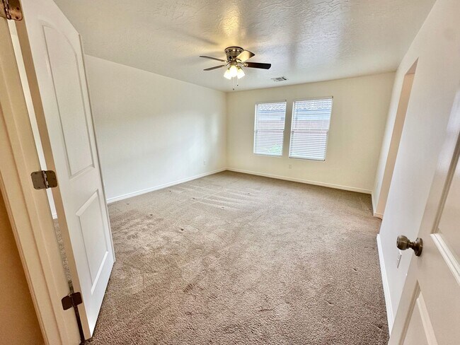 Building Photo - Desert Canyon Home!