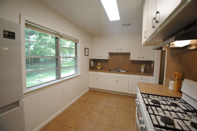 Building Photo - 3707 Daphne St