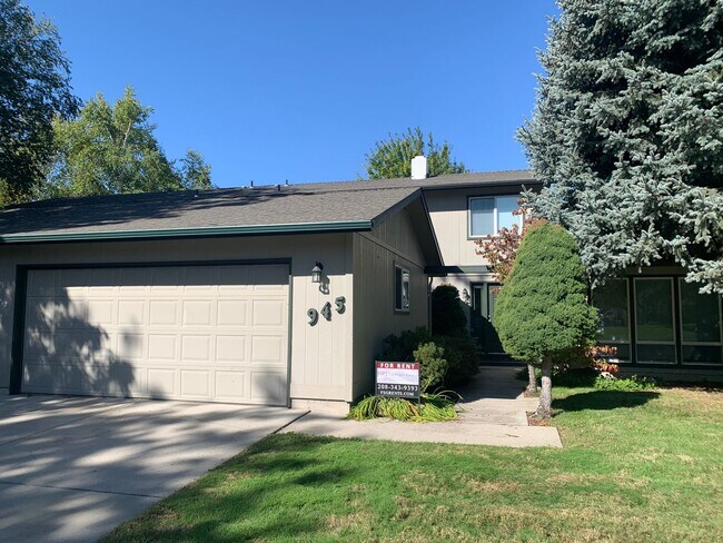 Building Photo - Beautiful fully furnished townhouse on the Eagle Hills golf course!!!