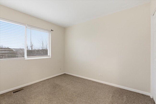 Building Photo - 28909 Pondview Dr