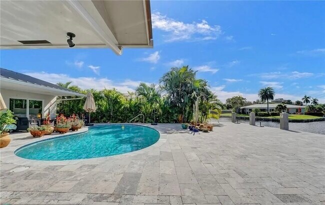 Building Photo - 2830 NE 55th St