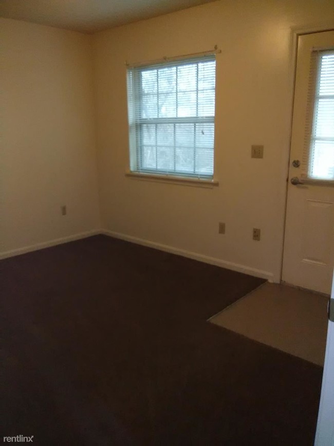 Building Photo - 447 Hillcrest Dr