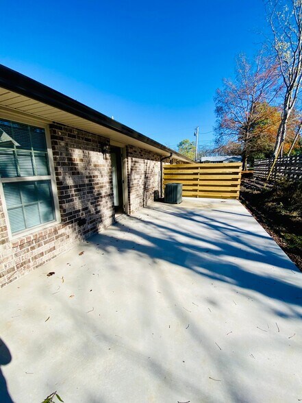 Building Photo - 814 S Spring St