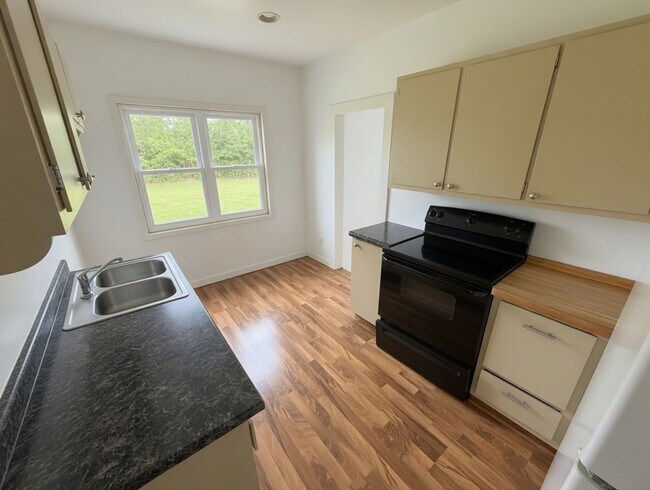 Building Photo - Duluth MN 5- Bedroom - 2-Bath - 1 - Car Single Family Home