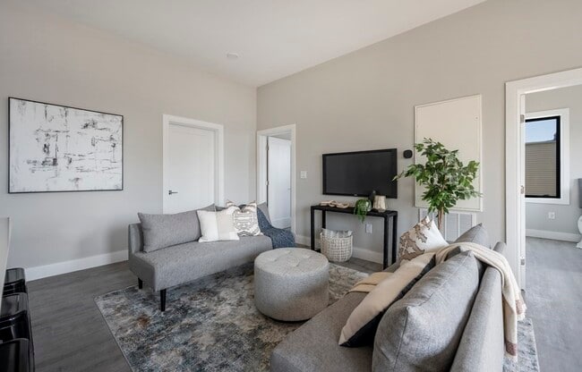 Building Photo - 656 Saratoga St