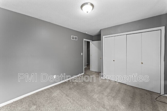 Building Photo - 3201 Creekwood Dr