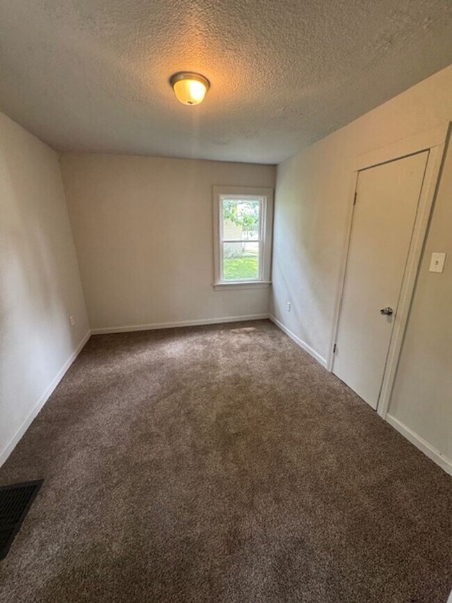 Building Photo - 2323 Shadybrook Dr