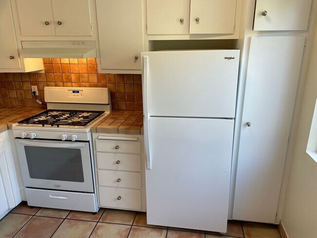 Building Photo - Bright 2 Bedroom Unit with Patio