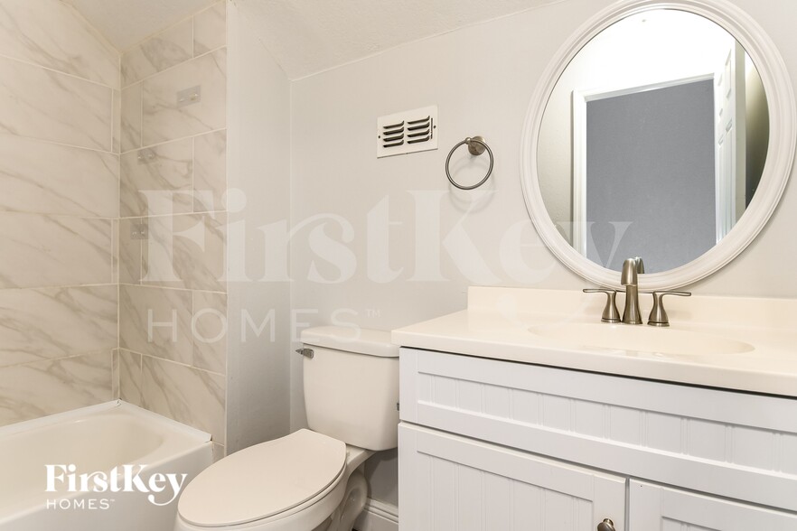 Building Photo - 3796 Huntwicke Blvd