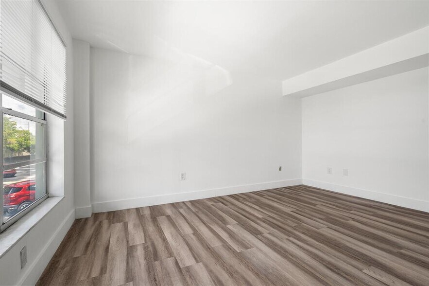 Building Photo - 809 W Oakland Park Blvd