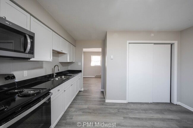 Building Photo - "Charming 2-Bedroom Apartment in Fountaintown – Cozy Living at 570 W U.S. 52!"