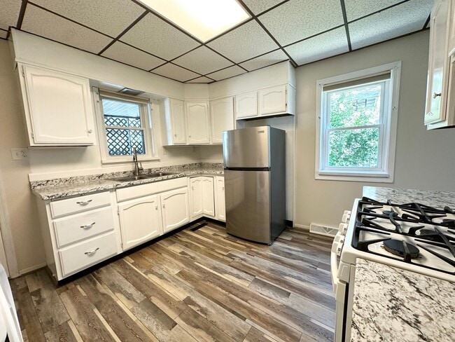 Building Photo - 1 Bedroom with Bonus Room in Lebanon!