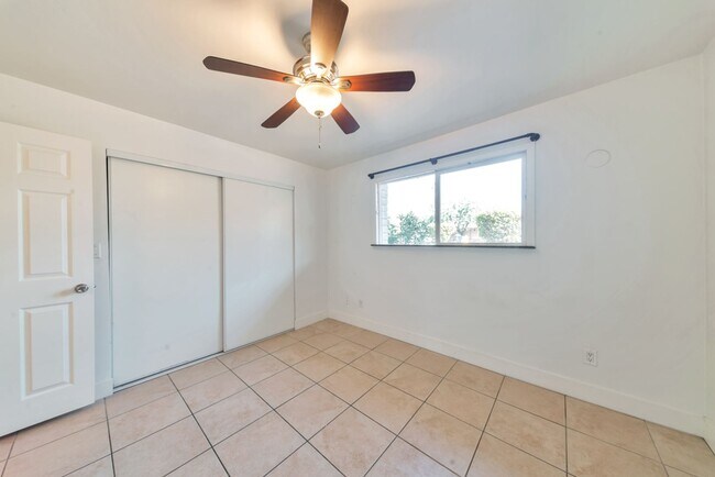 Building Photo - 1735 E La Jolla Dr