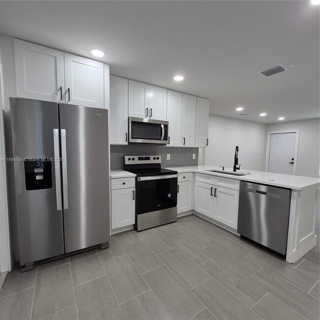 Building Photo - 823 NW 30th Ct