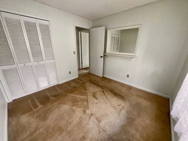 Building Photo - 3 bedroom 2 bath home with solar panels, workshop, large backyard and Florida Room!