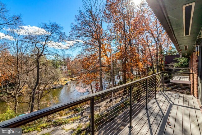 Building Photo - 6120 Beachway Dr